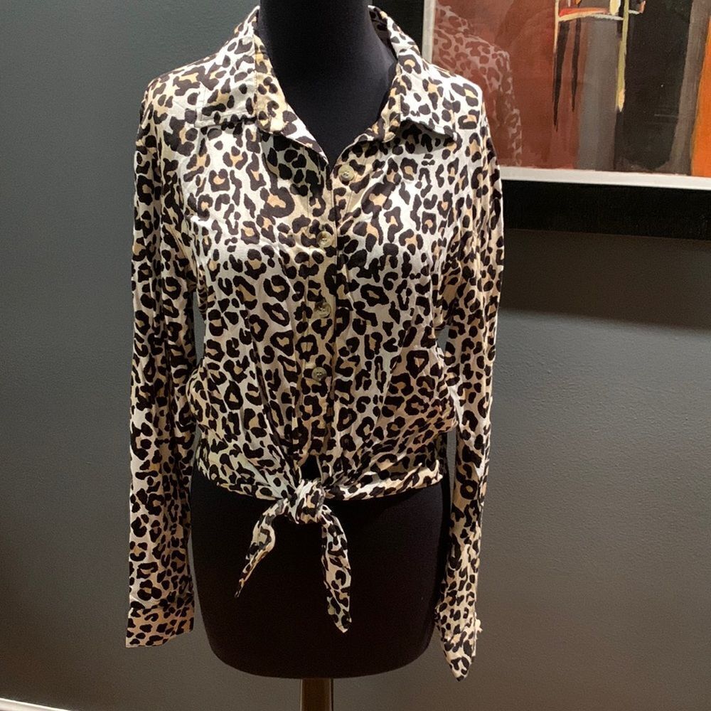 Style Envy leopard print button front hem tie blouse. Medium.